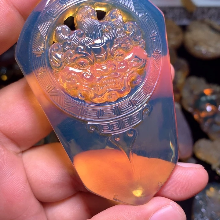 琥珀颈饰未镶嵌多***?