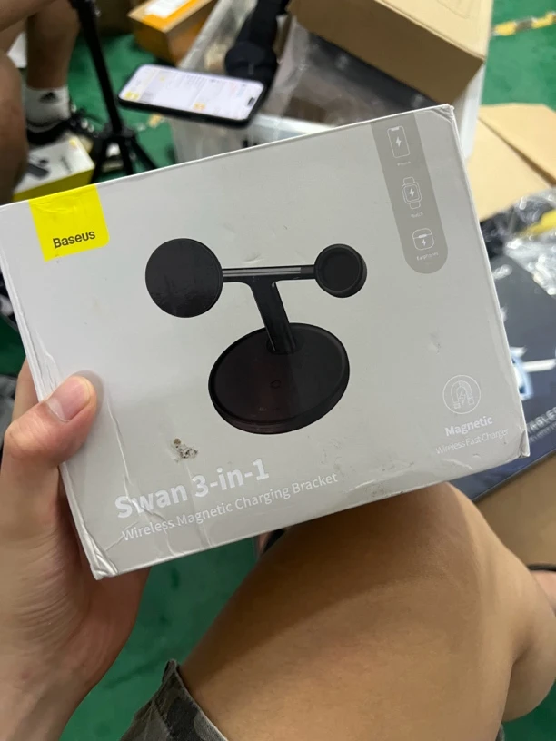95新 Baseus/倍思 倍思三合一磁吸无线充电器