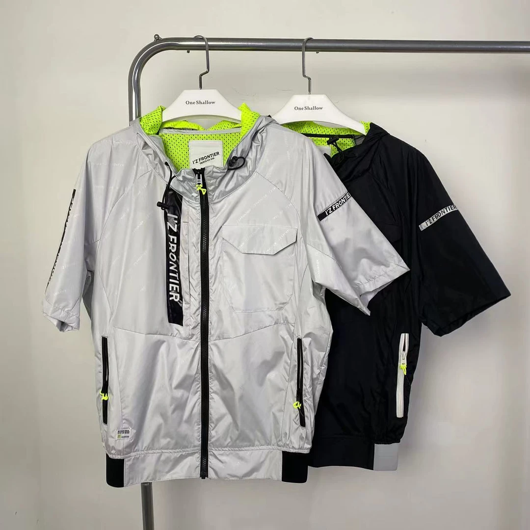 3708户外休闲运动单口袋字母印花连帽短袖夹克