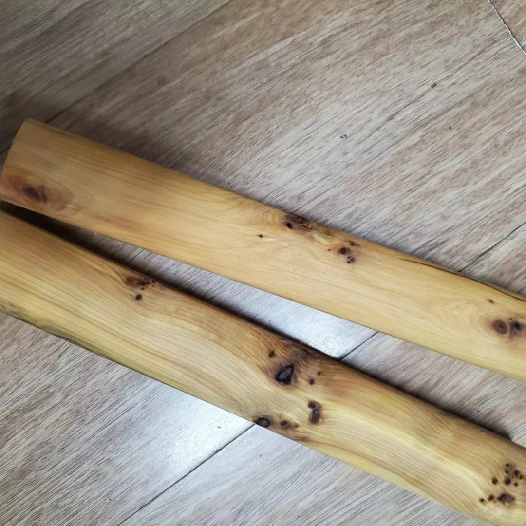 注意，有天然瘤疤23*3*2厘米200克左右，介意勿拍，崖柏镇尺2支