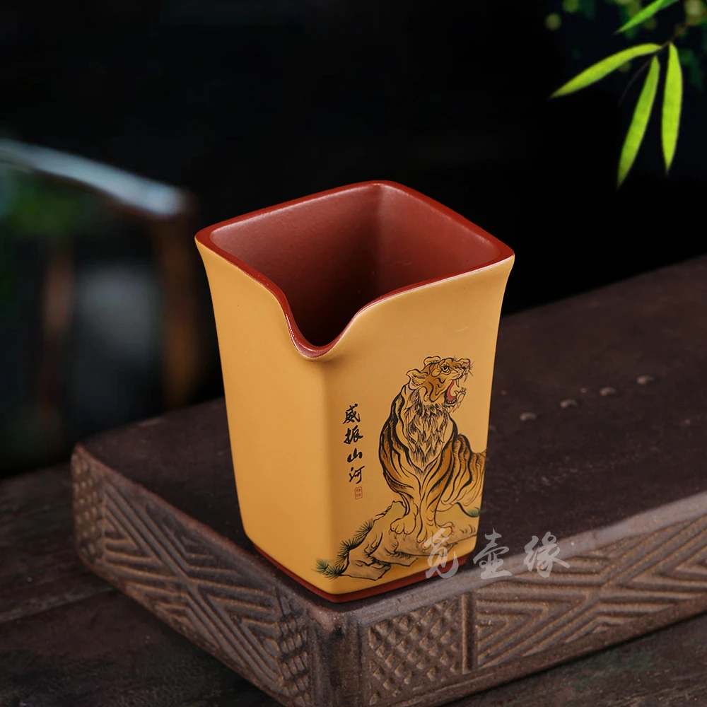 宜兴原矿紫砂朱泥外面粉桨一层黄段彩绘老虎公道杯150cc