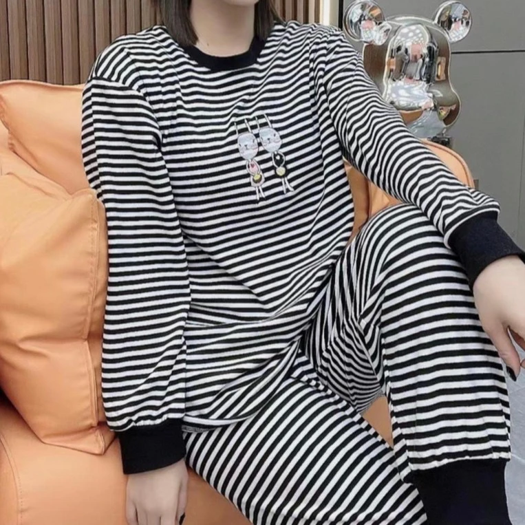 女士秋冬柔软舒适条纹刺绣圆领可外穿睡衣套装