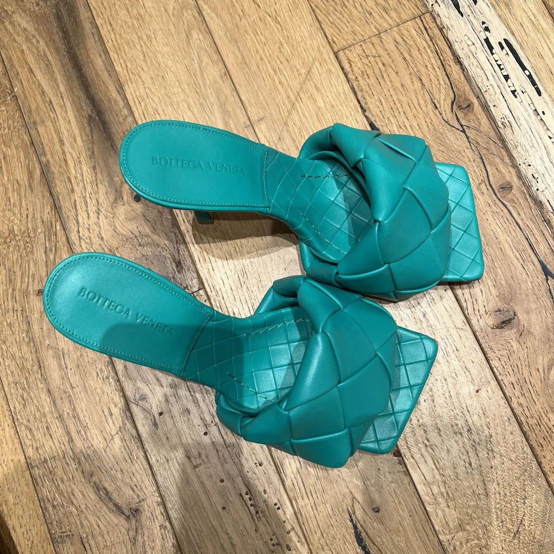 全新未使用 BOTTEGA VENETA/葆蝶家 时尚夏季编织凉拖鞋 孔雀蓝