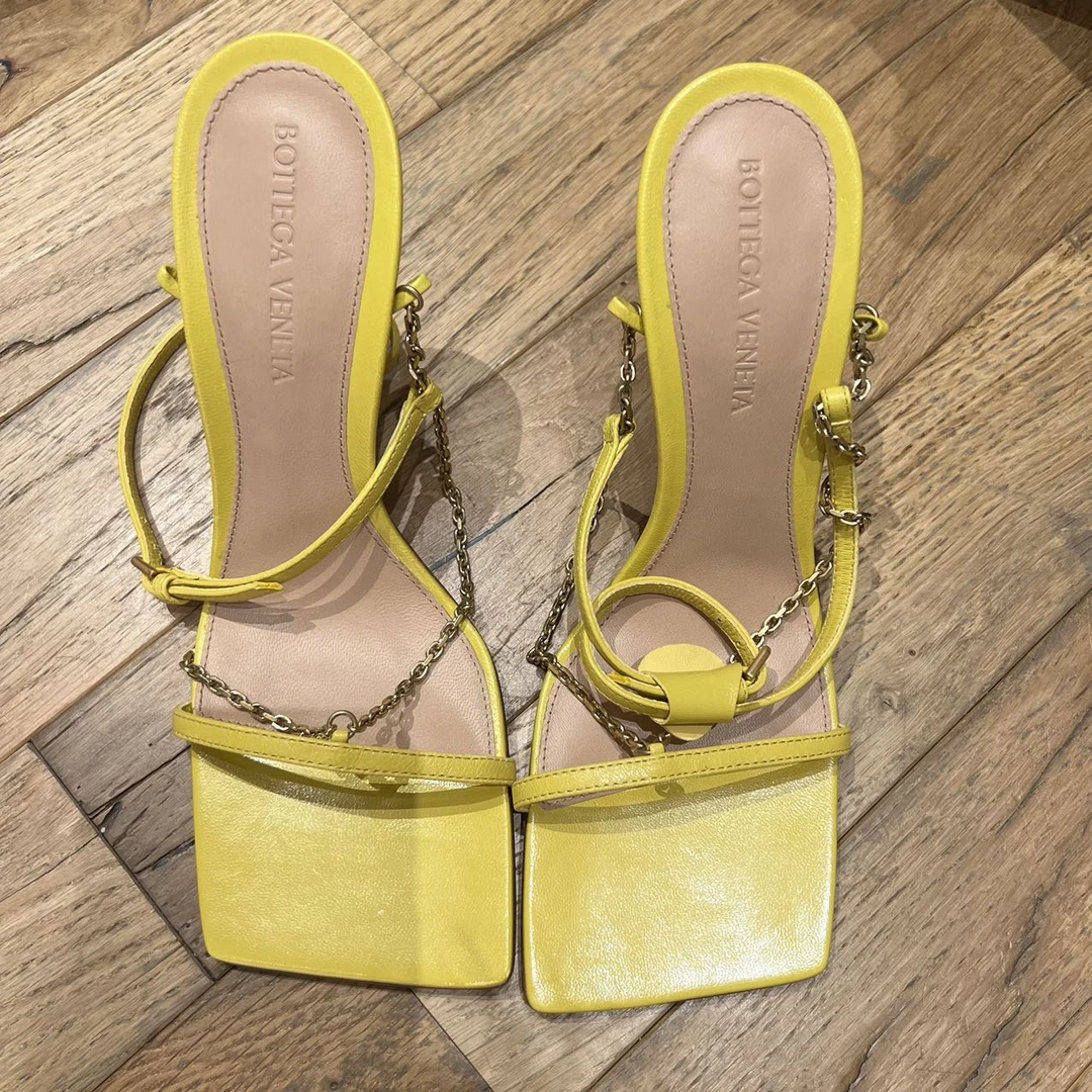全新未使用 BOTTEGA VENETA/葆蝶家 方头一字带高跟凉鞋黄色