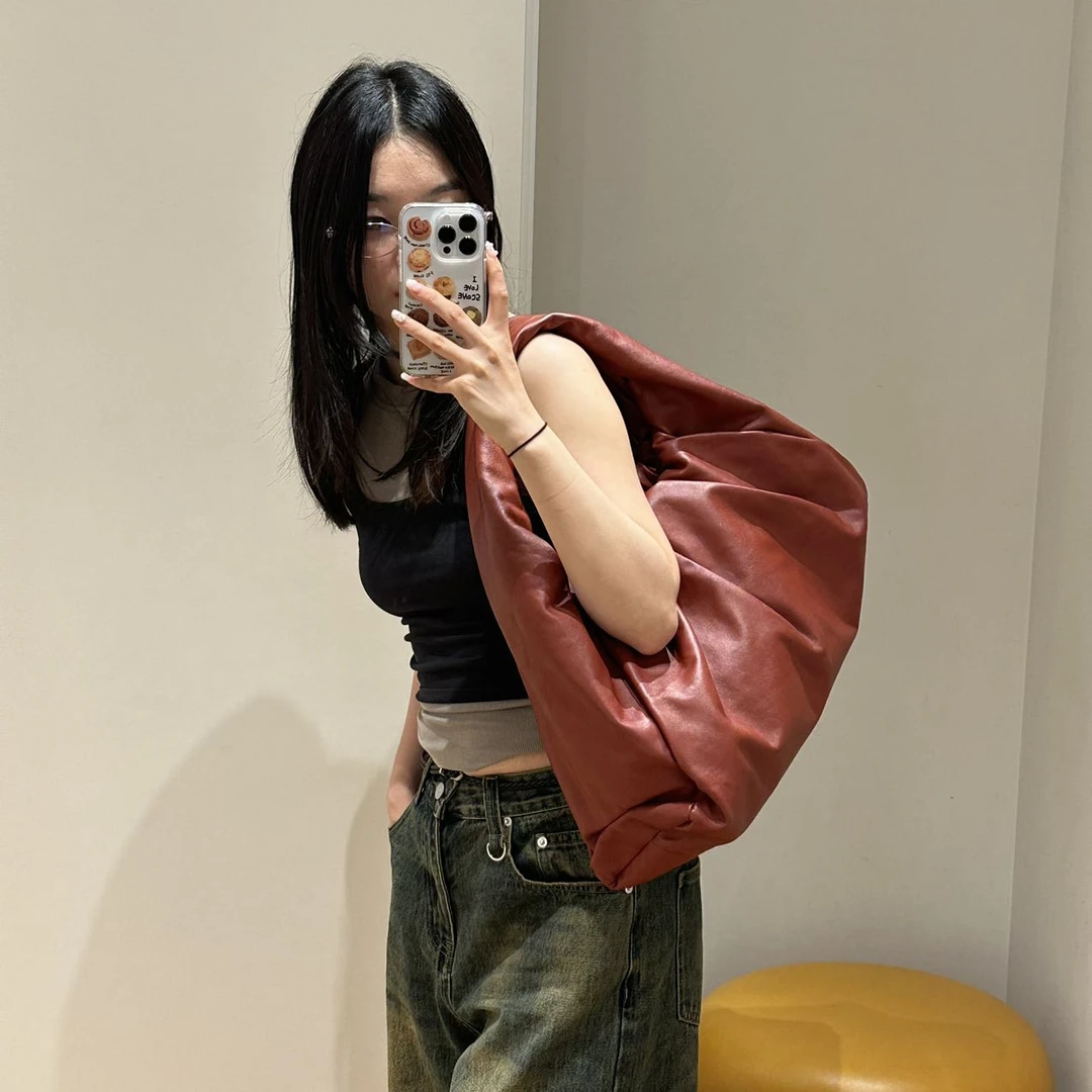 全新未使用 BOTTEGA VENETA/葆蝶家 红色褶皱真皮云朵包