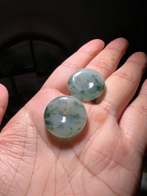 翡翠一对飘花平安扣小清新。尺寸24.4-5.3冰透