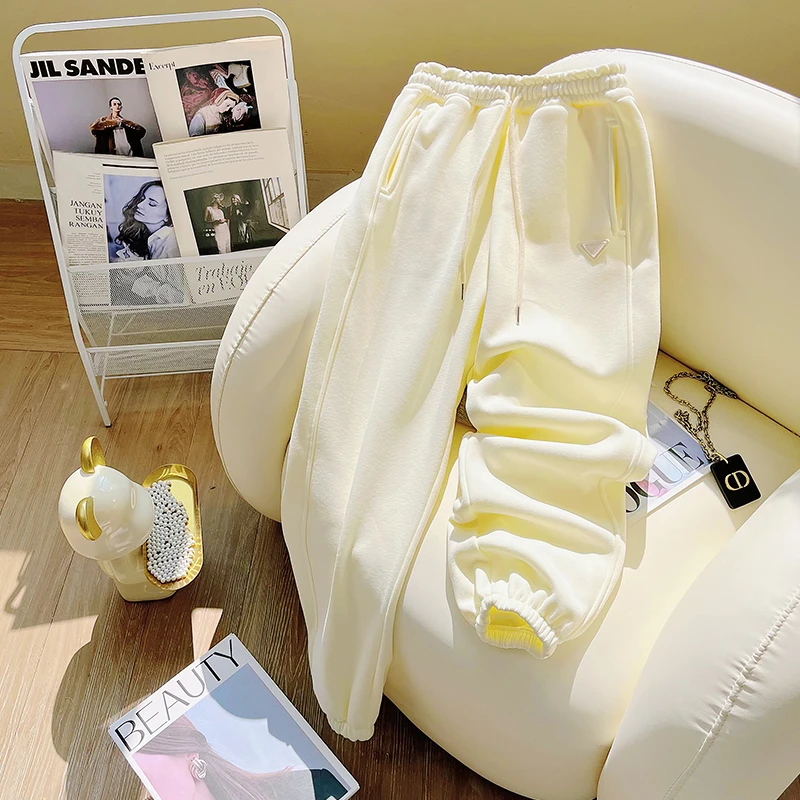 奶杏色运动裤女秋冬2025新款显瘦束脚加绒加厚休闲束脚九分卫裤