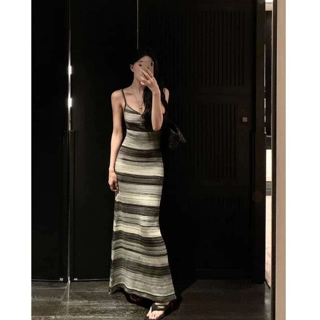 睿夕【曲线猎人】法式条纹修身显瘦垂感V领针织吊带连衣裙