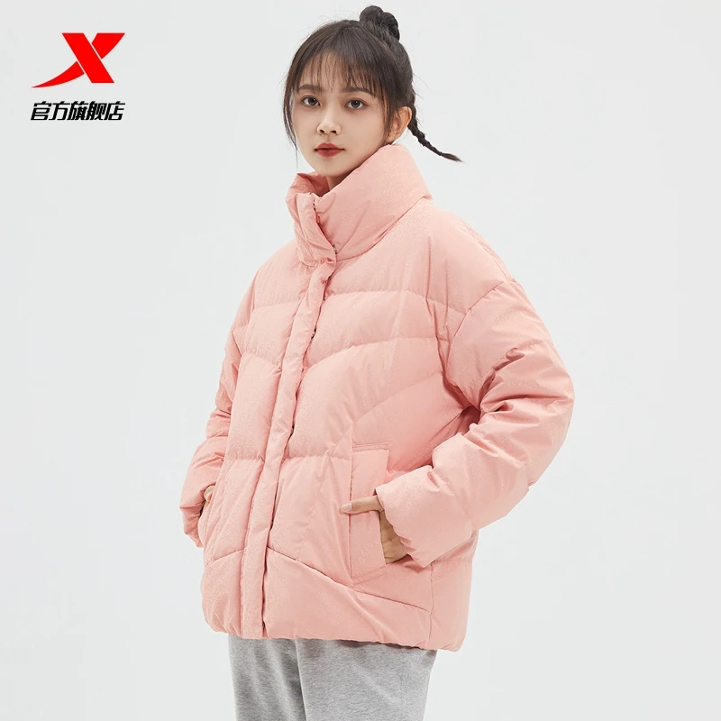 特步抗寒立领羽绒服女冬季新款暗纹肌理休闲宽松棉服运动外套短款