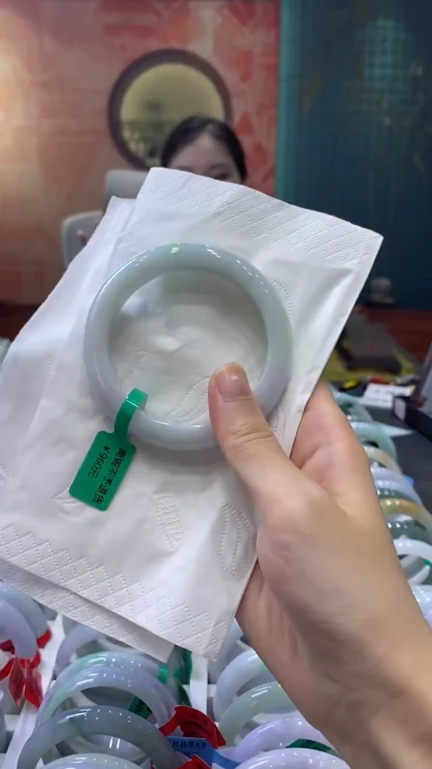 【闪购商品】翡翠手镯未镶嵌多人01755
