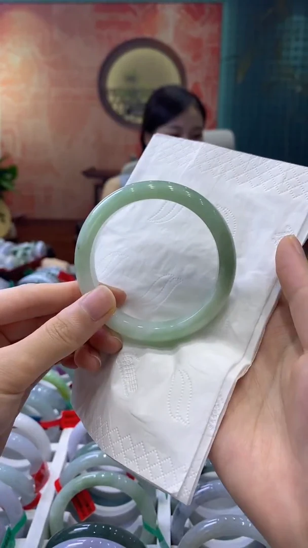 【闪购商品】翡翠手镯未镶嵌多人01660