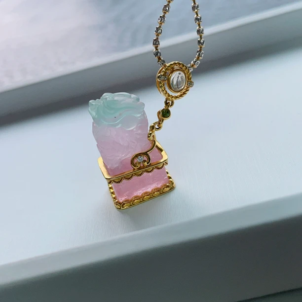 相传碧玺 粉蓝西瓜碧玺麒麟18k金镶嵌女款印章吊坠 7.4克