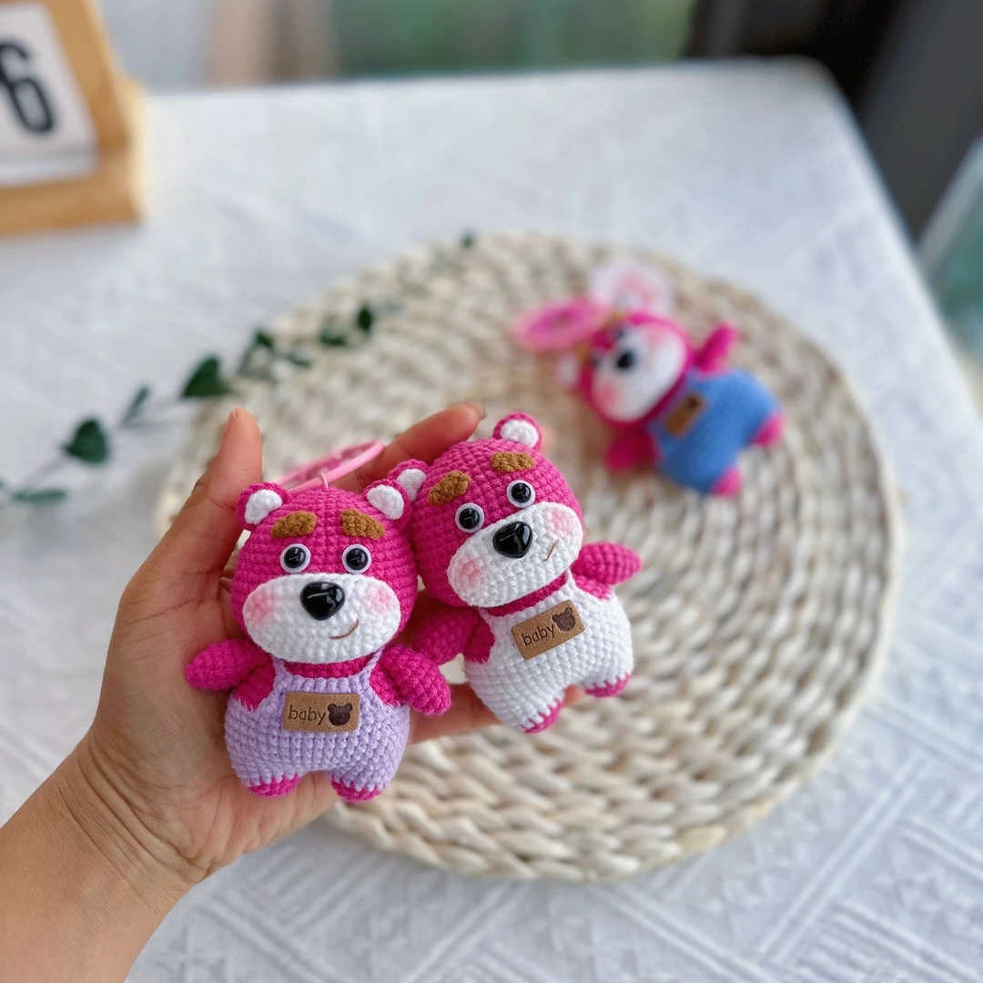【非成品】背带裤款草莓熊diy材料包钩织手工毛线玩偶钥匙扣挂件
