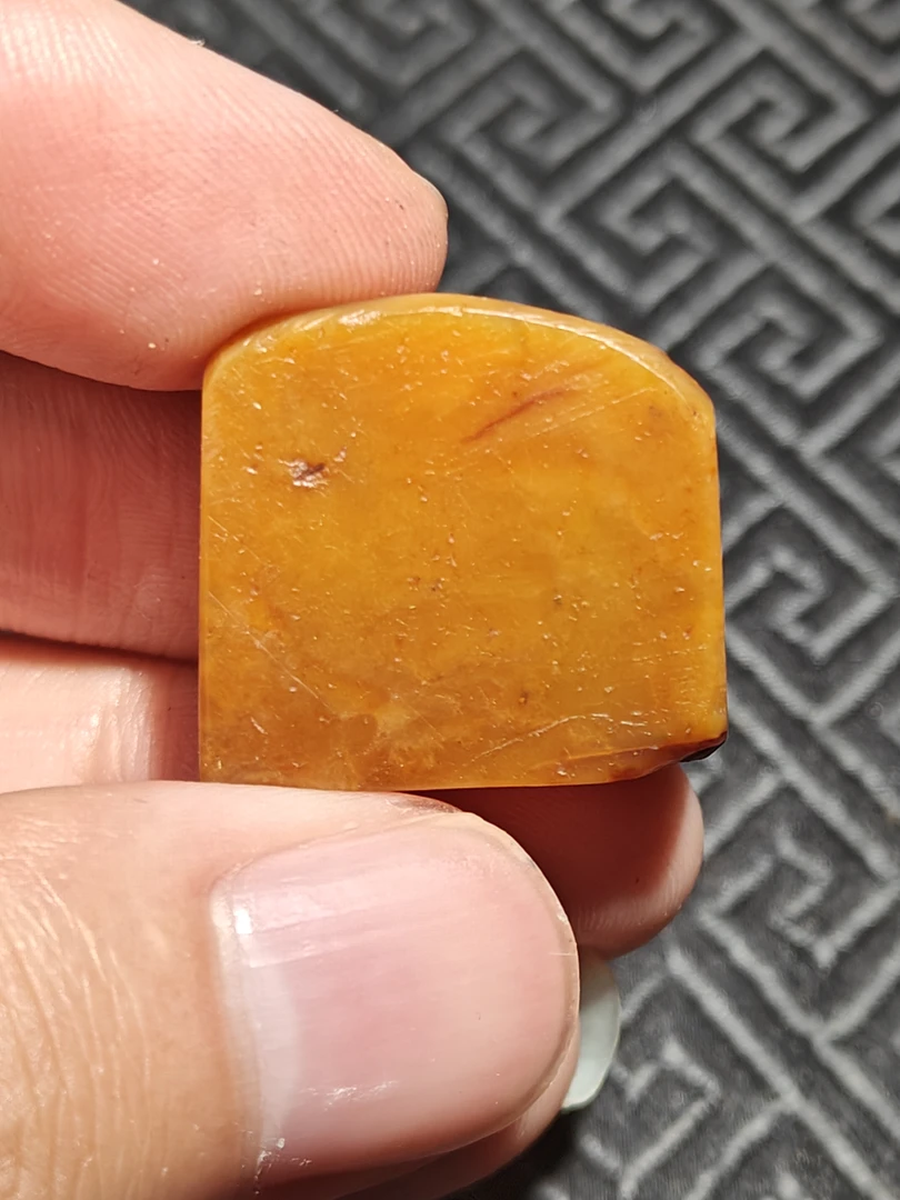 天然田  原石印章状态 非常的干净细腻，可做手玩挂件