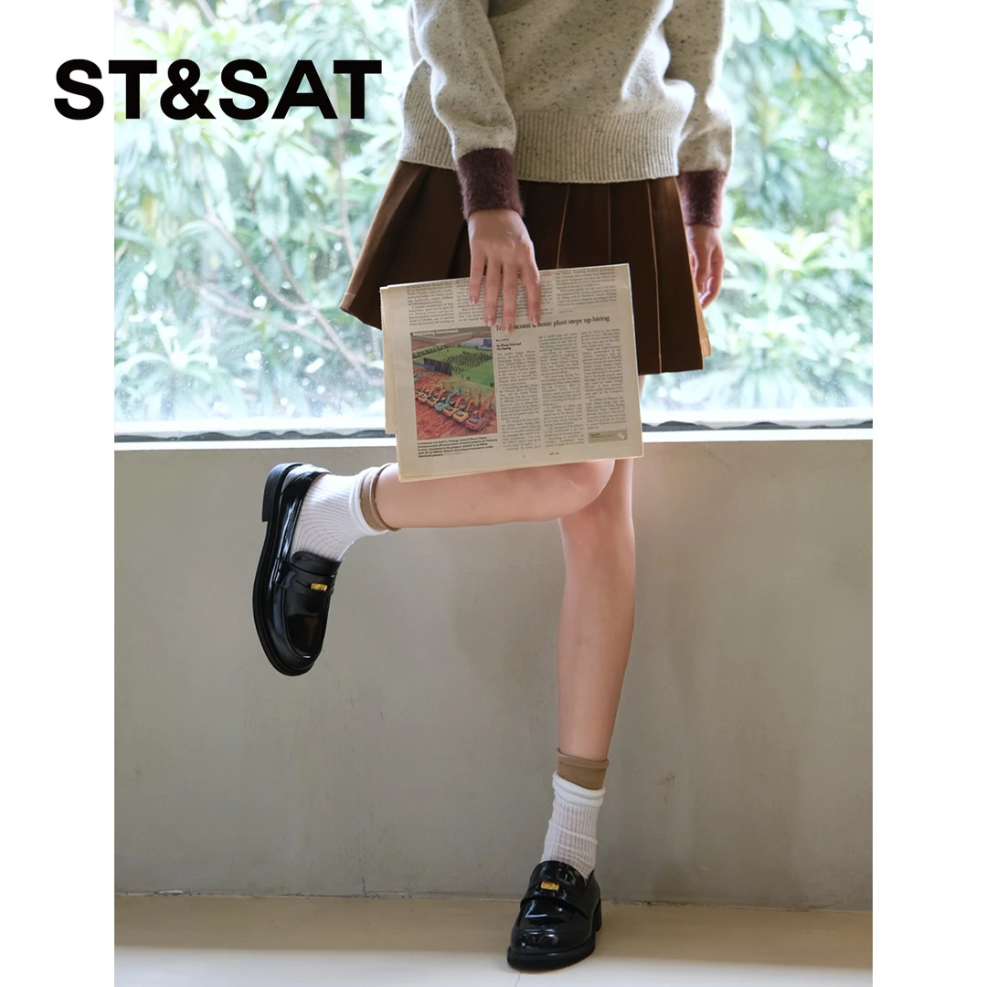 【幸运扣】星期六白色秋季学生真牛皮许愿币装饰薄底圆头乐福鞋1B0X