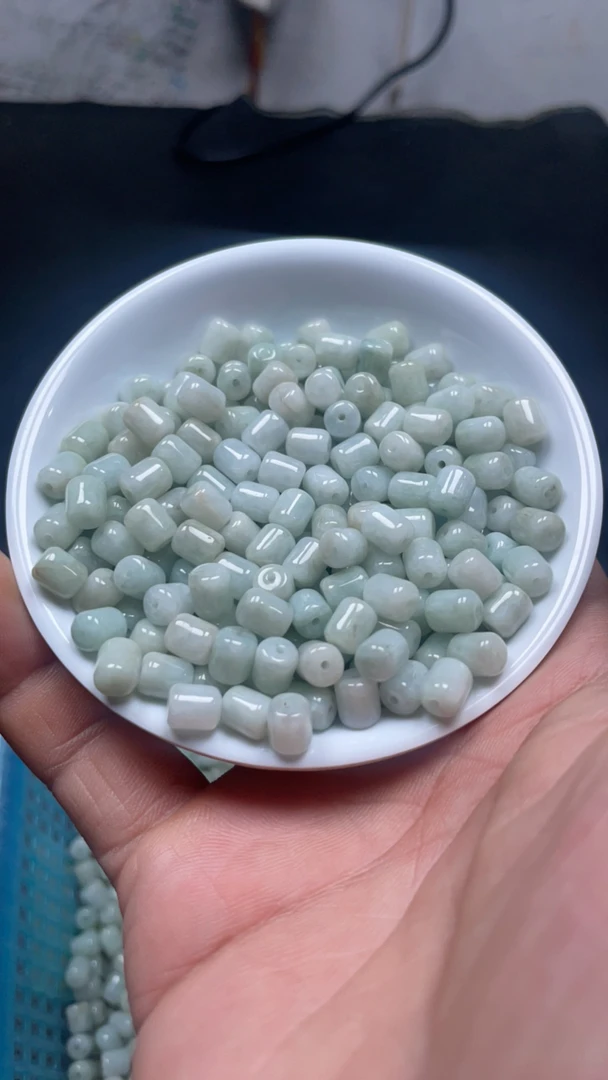 天然翡翠A货、尺寸约6.8x5.7、筒珠60颗、0.5元颗