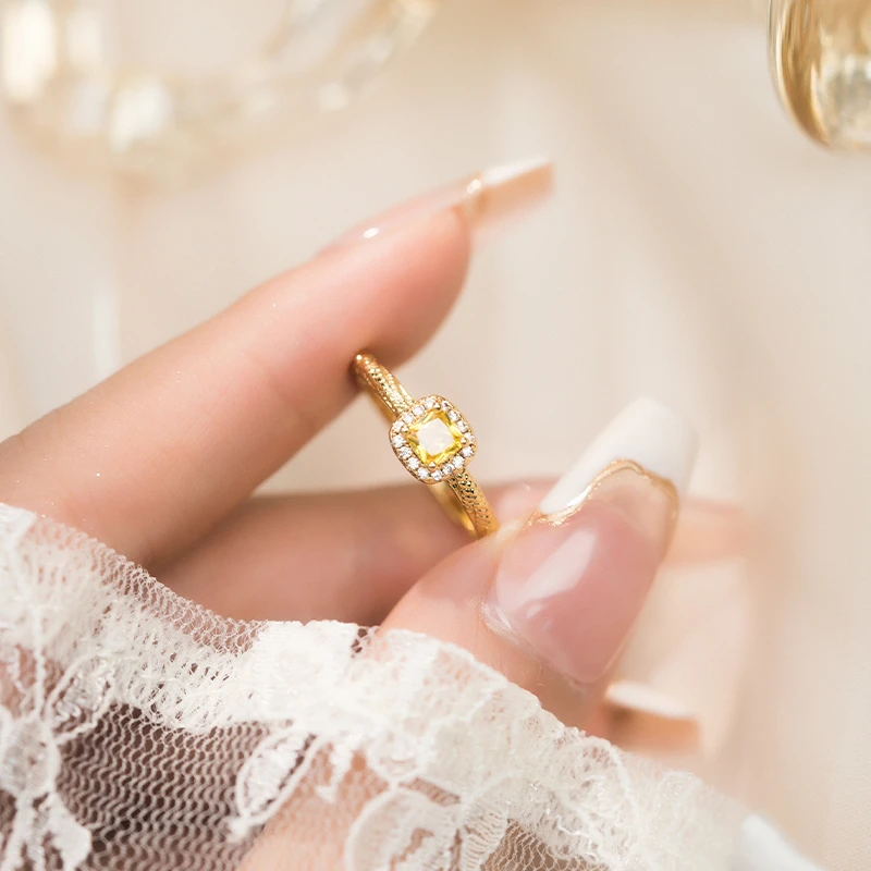 铜合金合成锆石戒指 轻奢小方糖麻花戒指女小众设计高级感手饰品