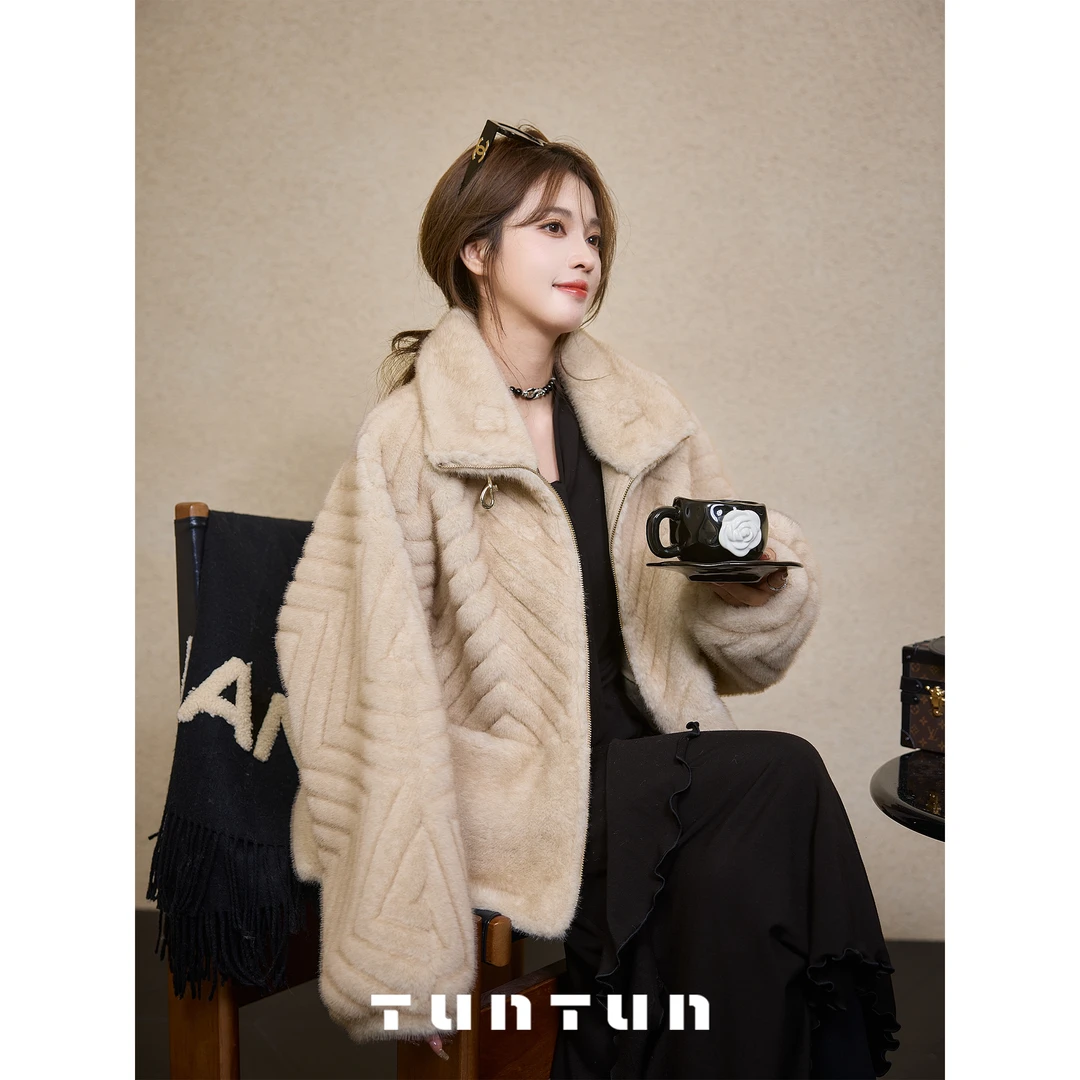 吞吞TUNT【富婆的快乐】亿点点贵气 高级感压花毛毛外套