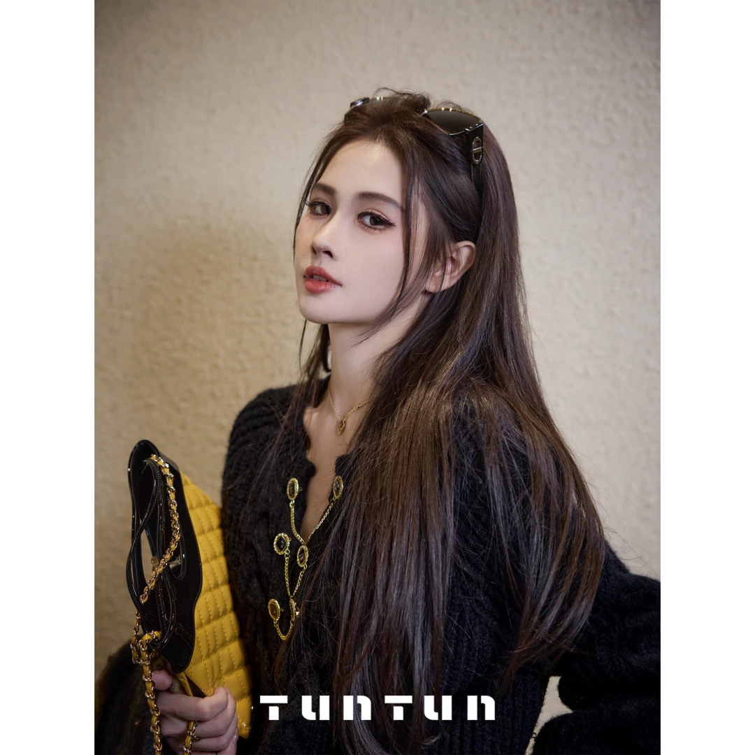 吞吞TUNT【天鹅堡】智性魅力 精致V领毛衣(含别针)