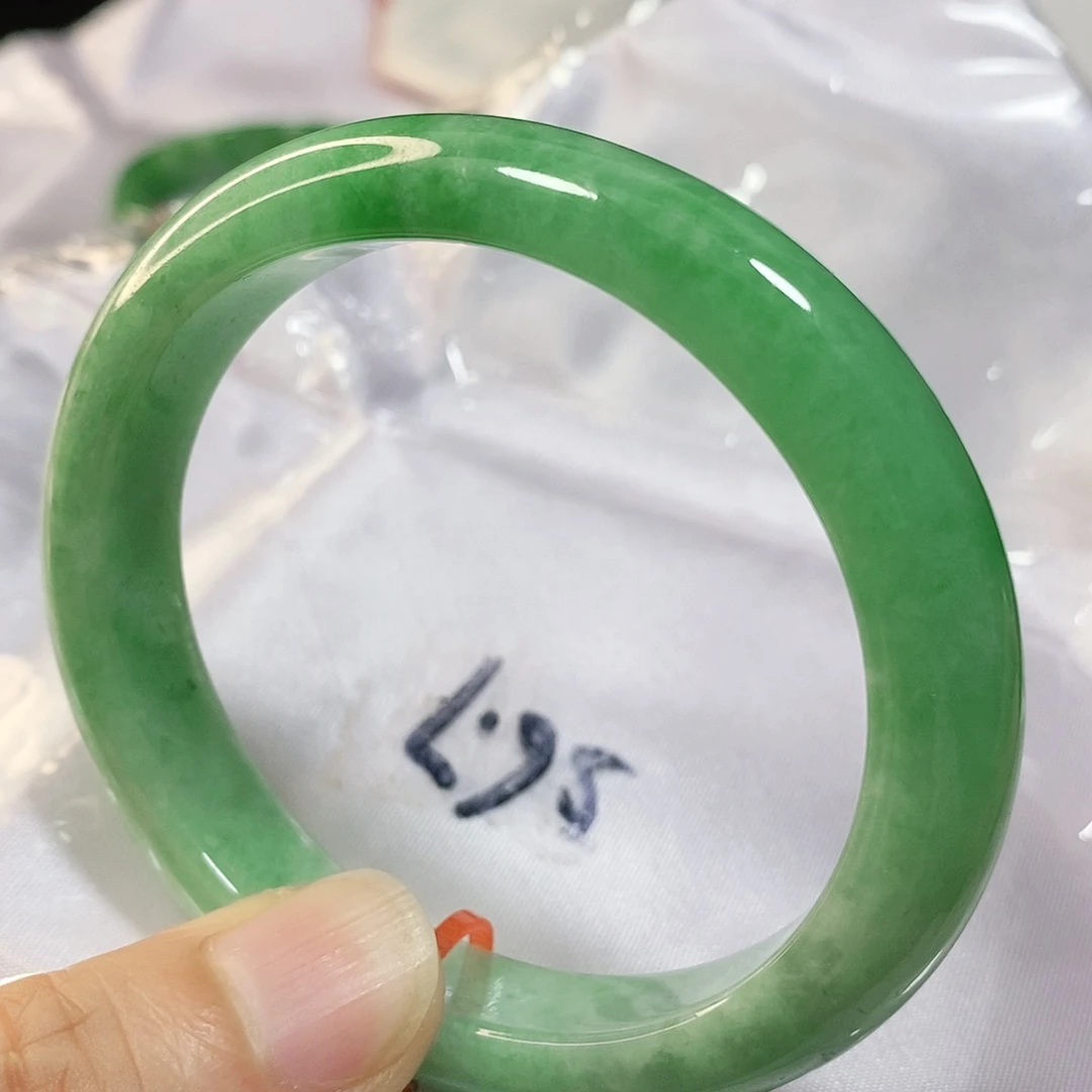翡翠手镯未镶嵌56.7圈口贵妃
