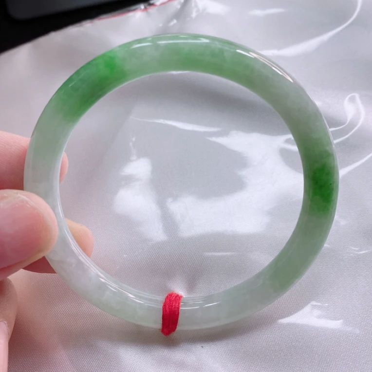 缅甸天然A货翡翠手镯55/56圈口圆条女款时尚女士冰透少女飘绿精美