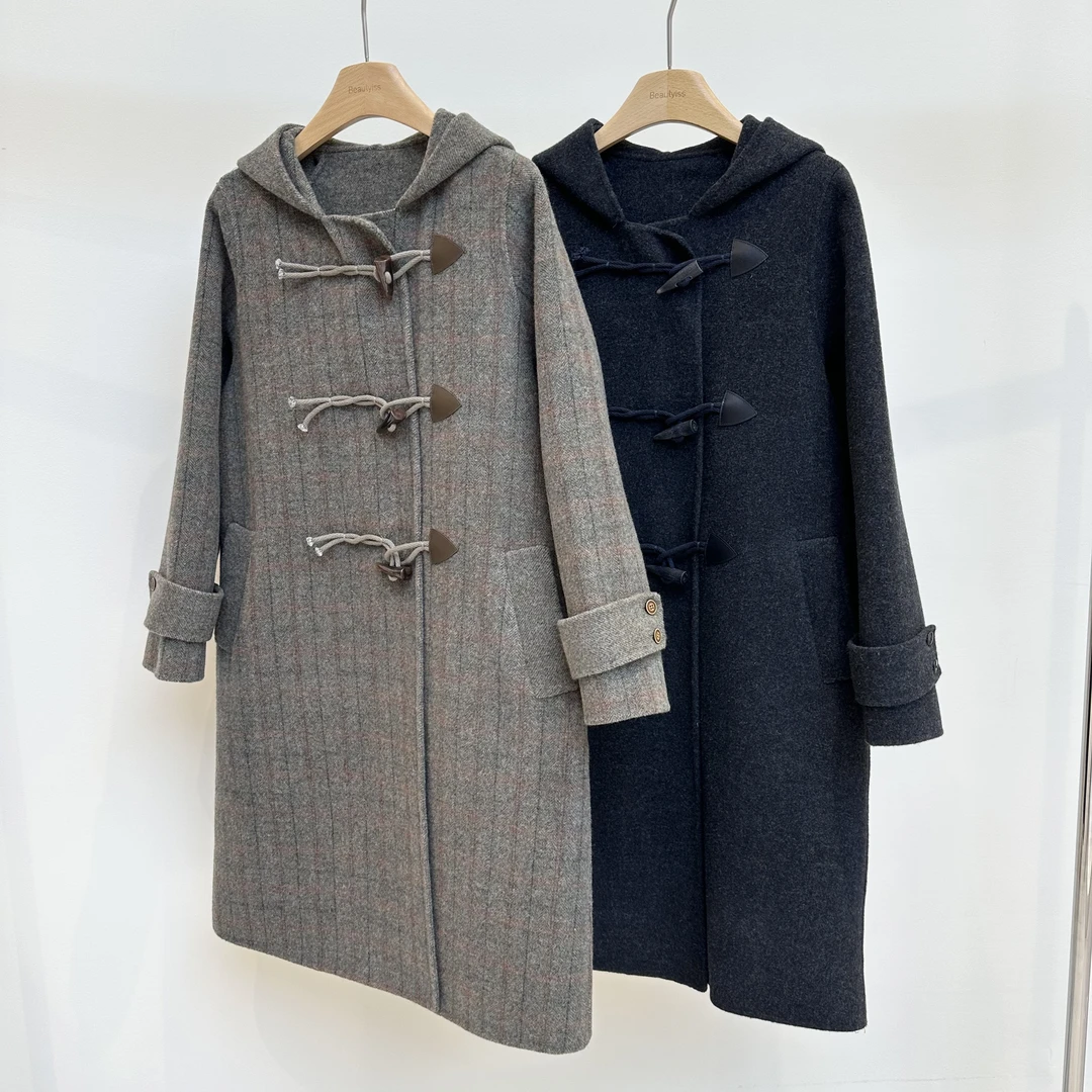 2025飞秒新品《贝拉》秋冬时尚休闲百搭休闲减龄连帽牛角扣大衣