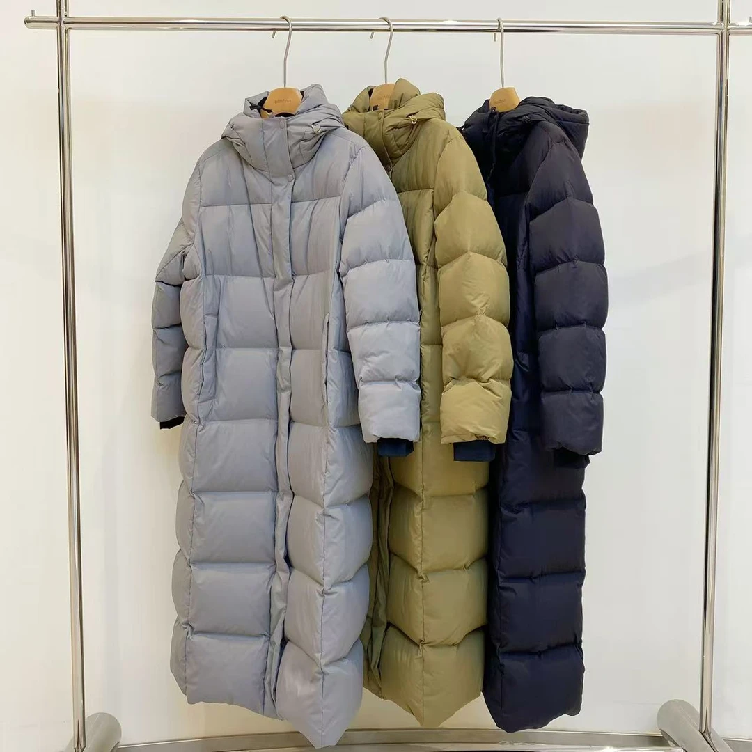 2024飞秒《极光》冬季时尚长款保暖过膝连帽休闲鹅绒服