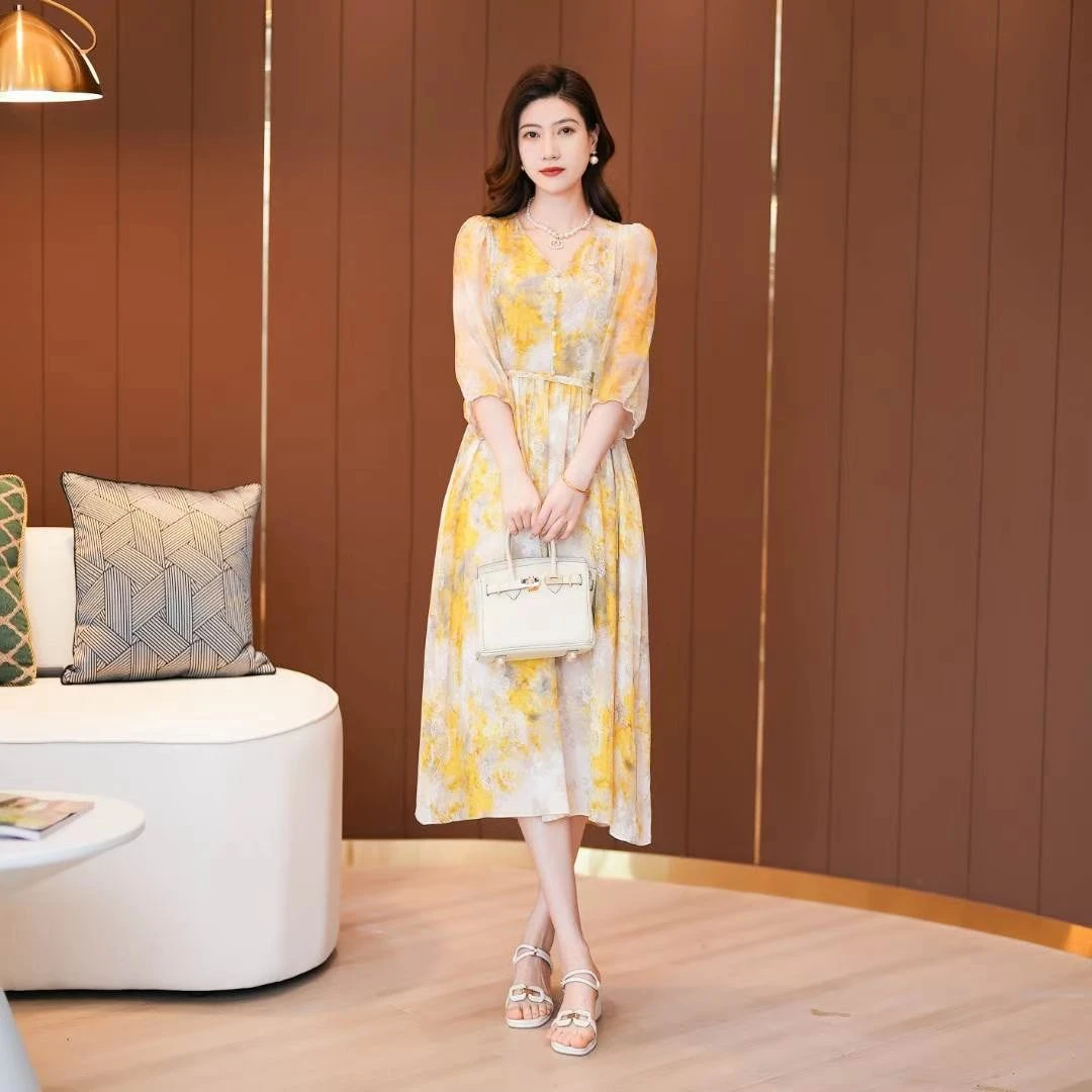 杭州气质减龄轻奢连衣裙女中长款2024春夏新款V领黄色收腰连衣裙