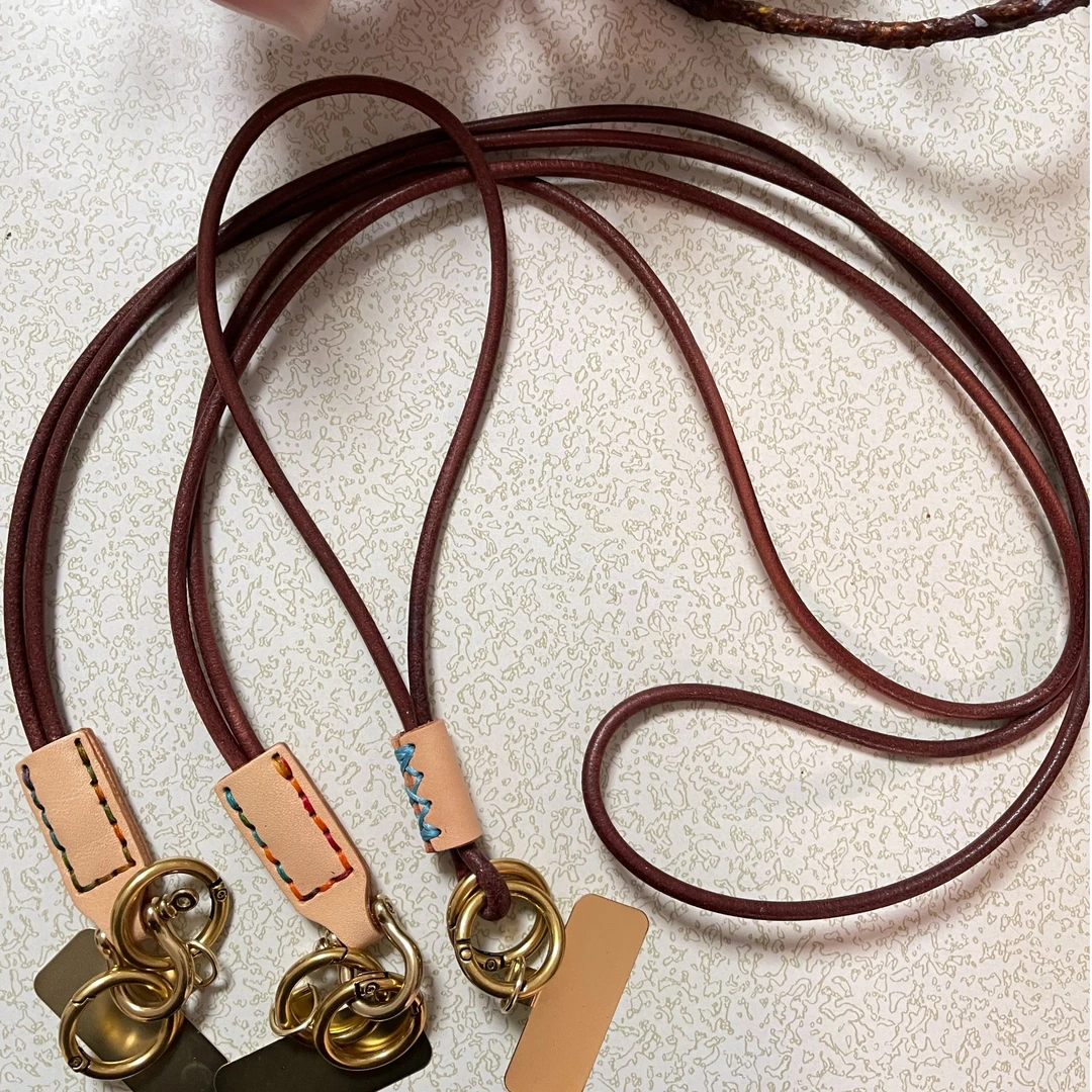 植鞣牛皮纯手工缝制手机挂绳时尚手机链铜挂扣可调节长短包包肩带