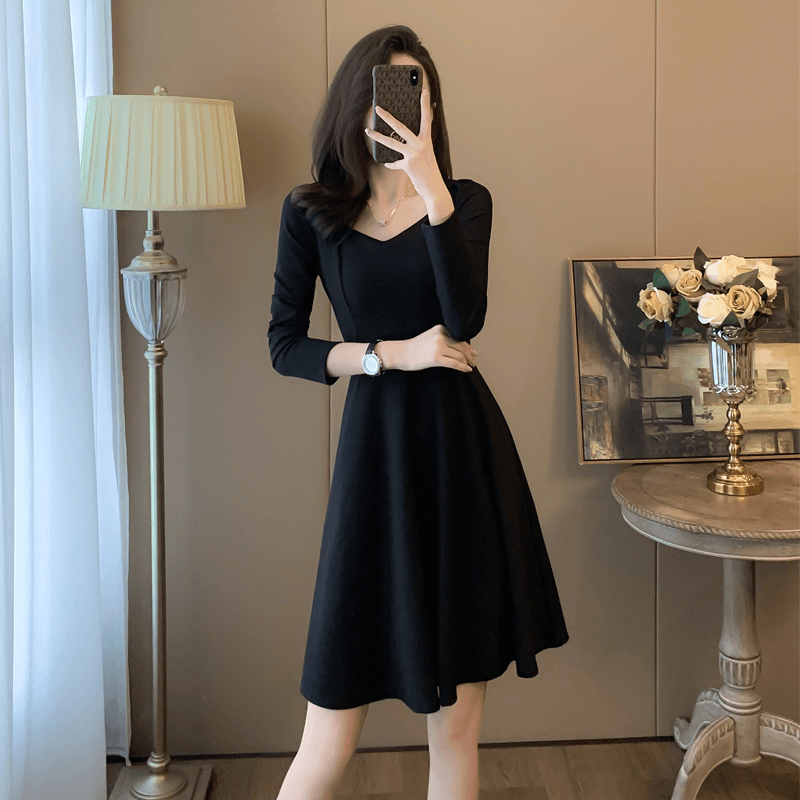 高贵上档次轻奢高端女装长袖连衣裙秋冬高级感赫本风小黑裙A字裙