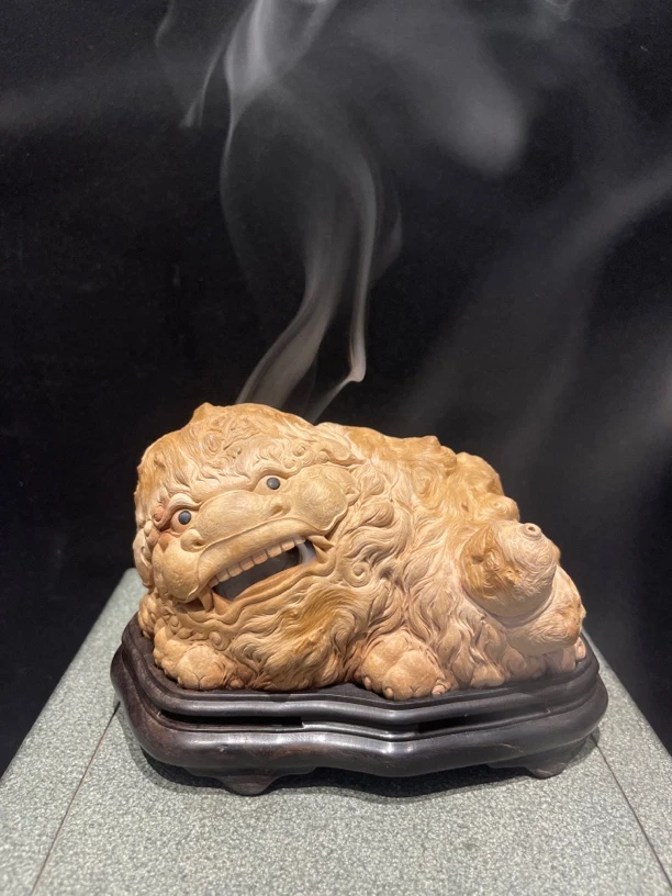 纯手工雕刻荔枝木狻猊香炉