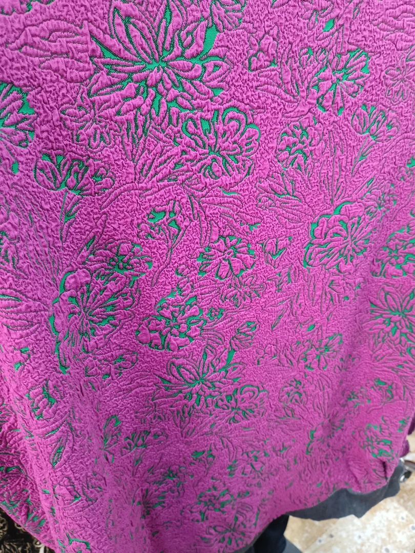 奥绒粉色圆花雕花两米服装面料