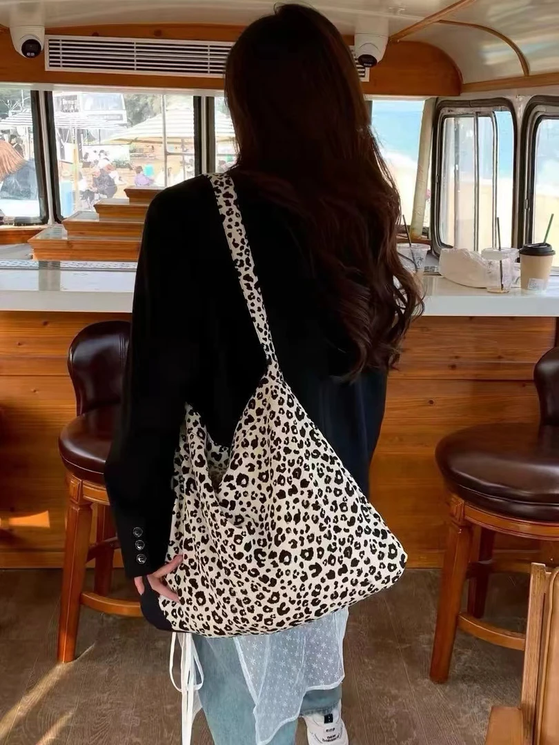 2024网红同款洋气豹纹印花单间斜跨女士敞口布包韩版凹造休闲包潮