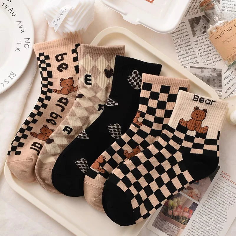 女中筒秋冬舒适网红黑色格子小熊复古百搭袜子休闲字母卡通棉袜