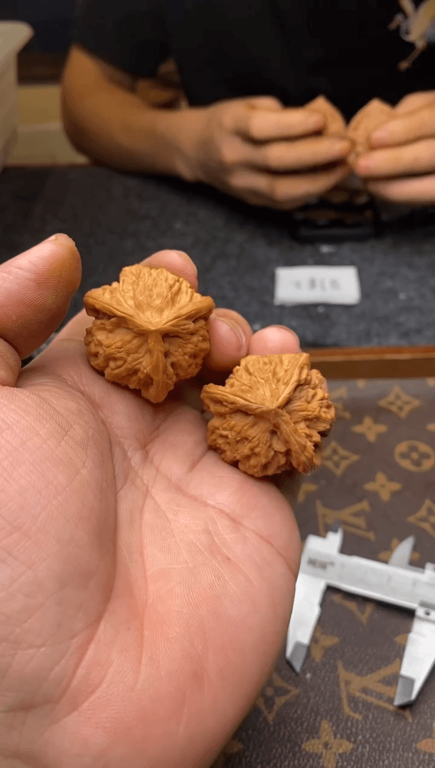 【闪购商品】桃核把件B182号36尺盘山三棱