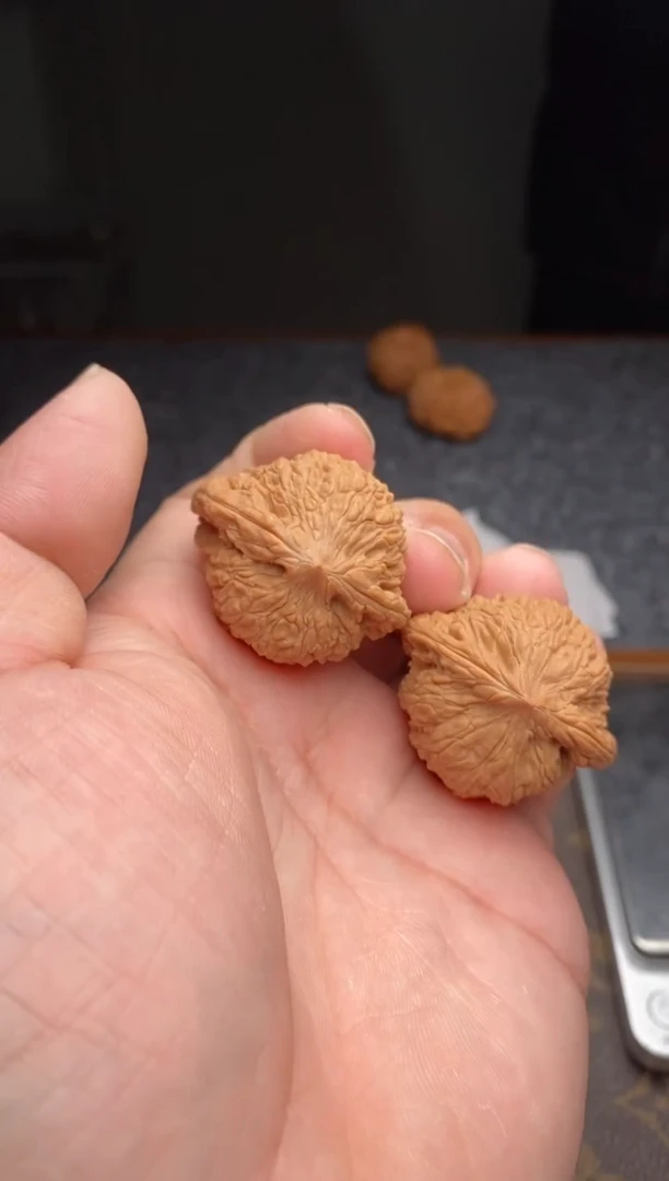 【闪购商品】桃核把件b60号36尺绣球