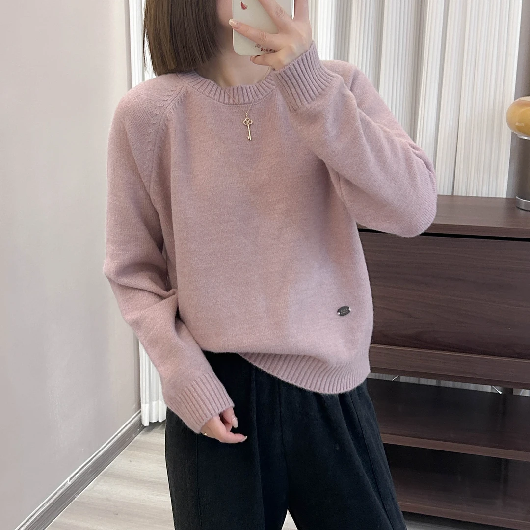 圆领纯色小标打底针织衫秋冬季新款上衣宽松韩版百搭气质毛衣女士