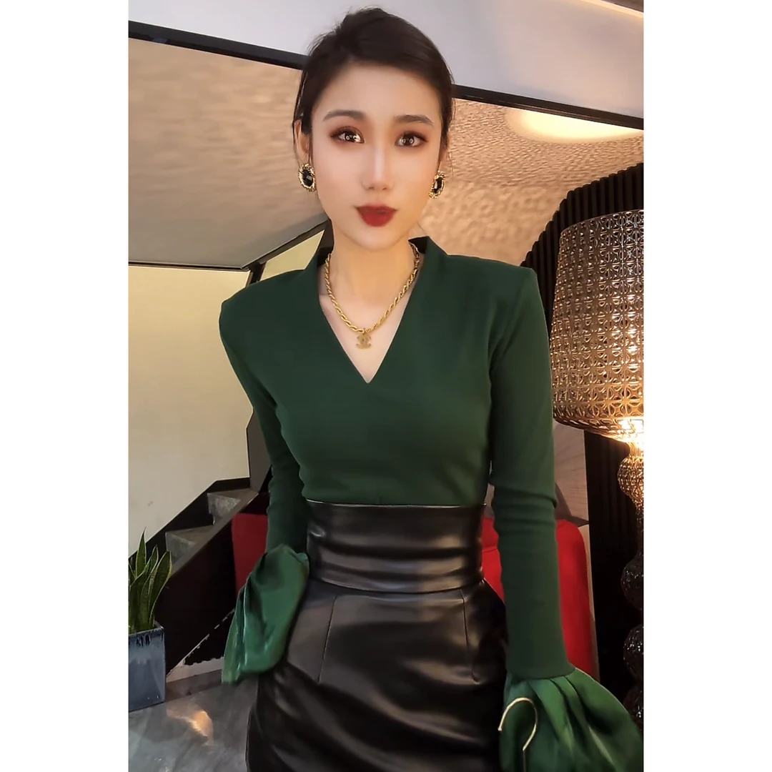 纯欲辣妹v领绝美别致上衣女秋冬小香风加绒喇叭袖打底衫内搭