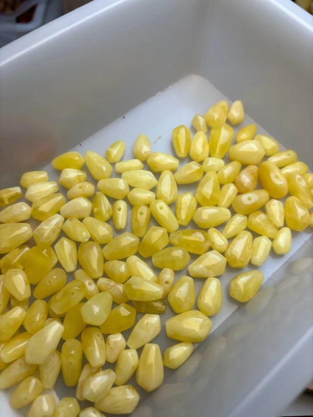 蜜蜡三通鲨鱼背三通俄料原矿随机发一个