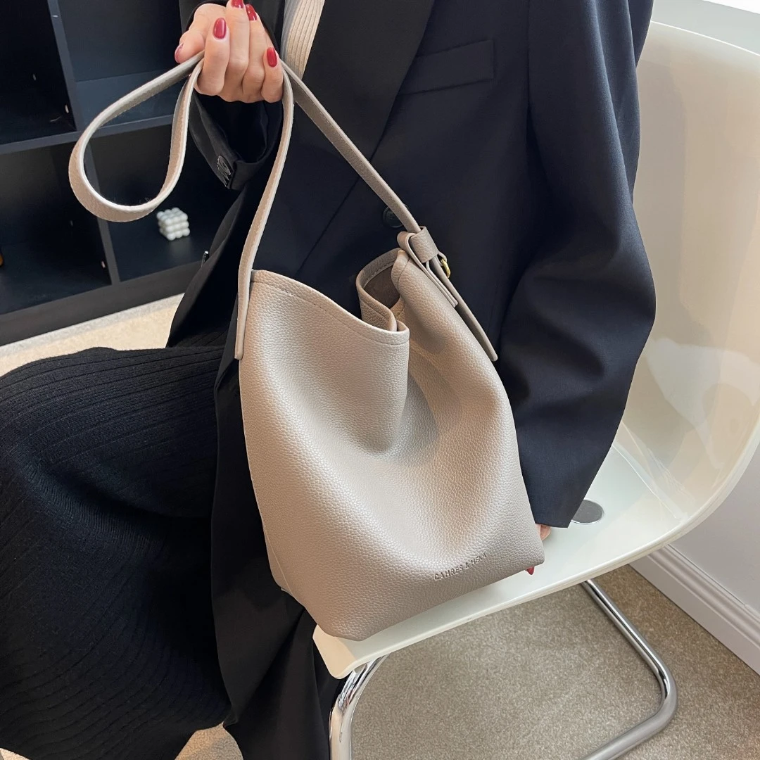 北方荔枝纹复古水桶包包女秋冬2022新款潮腋下包质感单肩托特大包