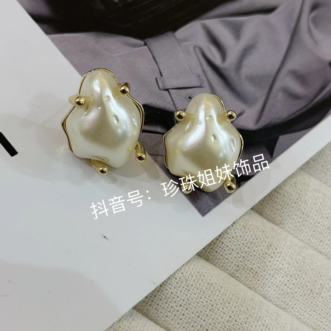 铜合金仿珍珠耳饰 洛.赛家水滴珠耳钉