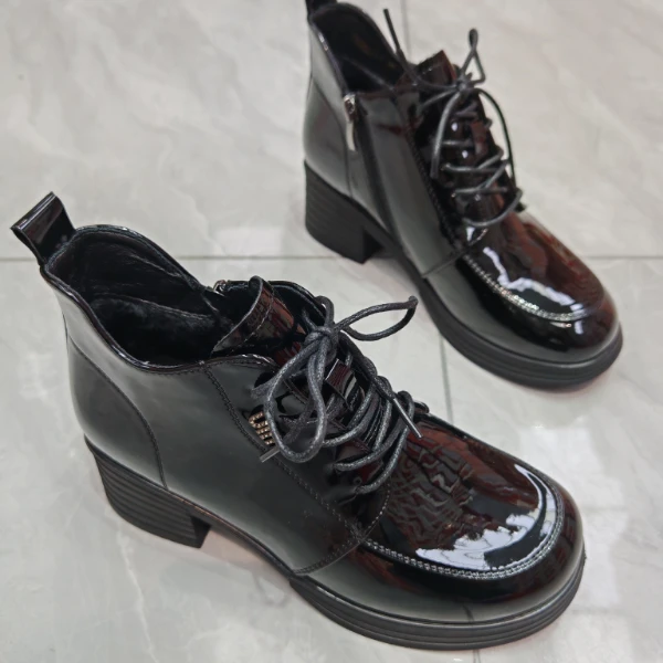 8827-1断码特价精品冬季圆头粗跟百搭加绒舒适时尚厚底系带马丁靴