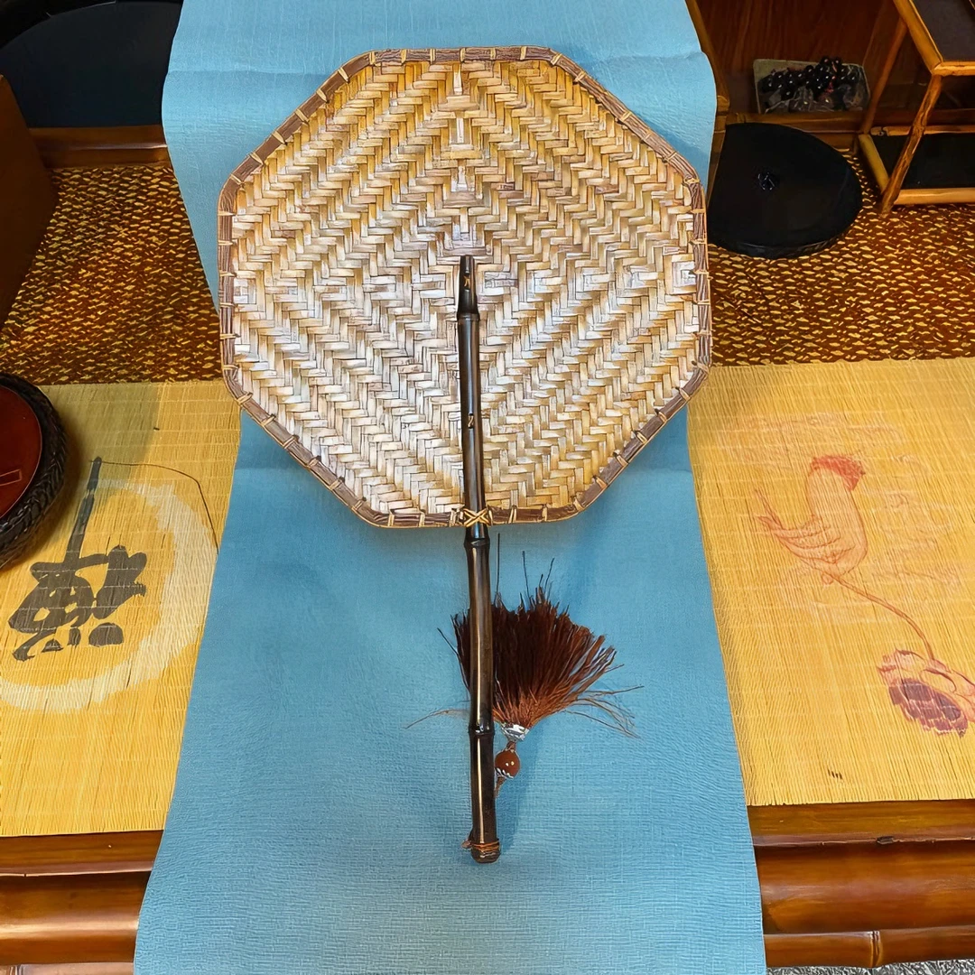 竹编扇手工编织，擦拭大漆工艺经久耐用