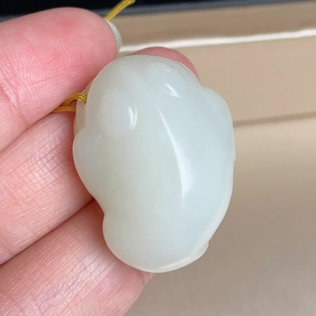 和田羊脂玉金钱缠身吊坠