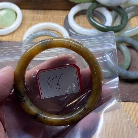 蛇纹石玉颈饰合金