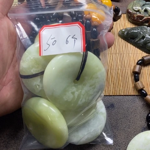 蛇纹石玉颈饰合金
