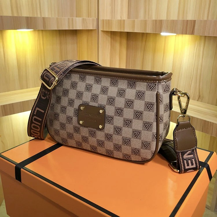 女包2023新款单肩包拉链小众时尚百搭潮流枕头包桶包洋气秋冬印花