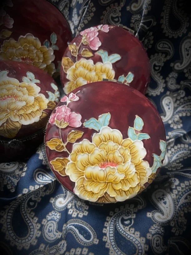 古典高端手绘浮雕釉下彩圆形带盖牡丹陶瓷首饰收纳盒