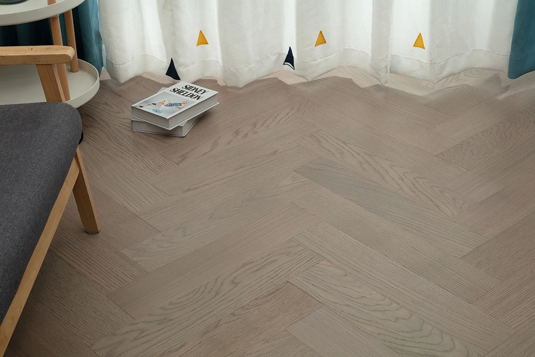 橡木新三层整芯实木地板，人字拼锁扣款，奶灰色，表皮厚度1.2