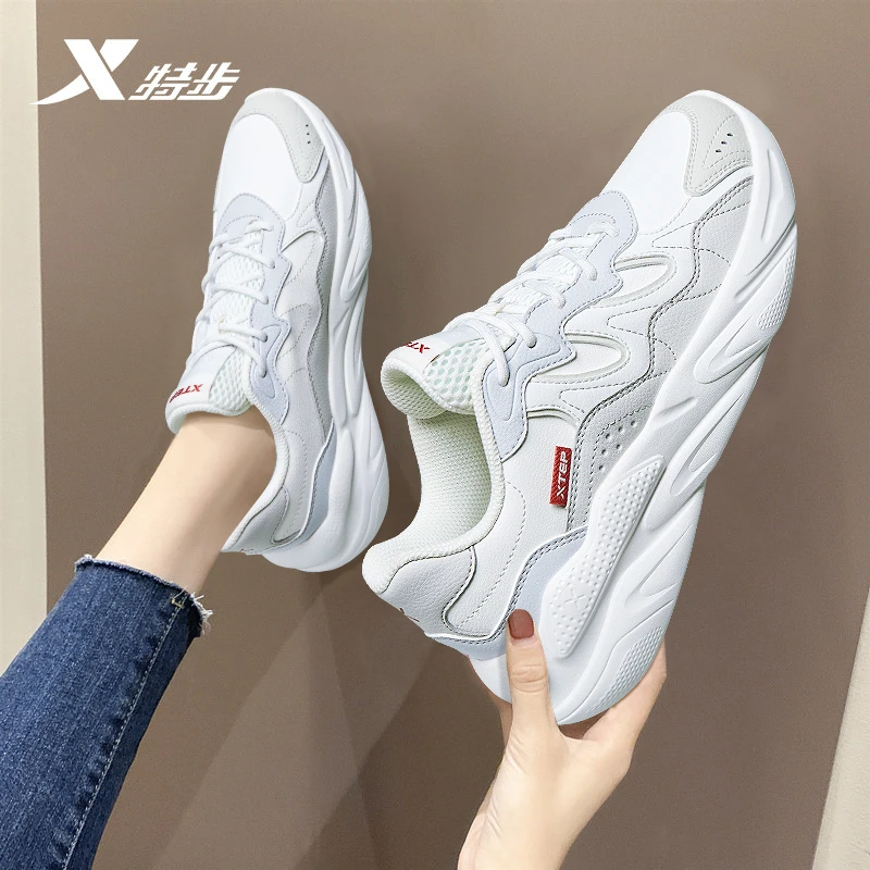 特步女鞋运动鞋春季女款休闲鞋子女士正品皮面防水跑步鞋百搭轻便